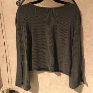  - Tröja från Zara med slit i ärmarna. Storlek M. Har ett litet hål på ryggen men går nog att fixa. <3
