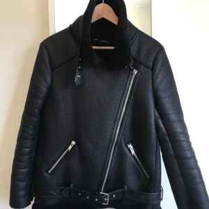  - Svart jacka från Zara!  Säljer min jacka från zara med pälsimitation på insidan. Håller värmen bra i kylan. Inköpt 2017 och i gott skick.  Storlek M. Passar bra för en small också beroende på hur man vill att den ska sitta.