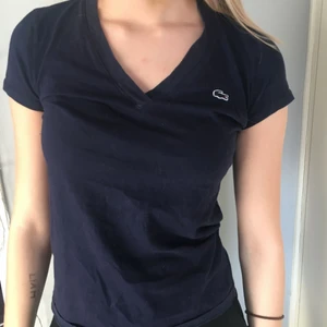  - Marin blå T-shirt från lacoste, knappt använd, frakt ingår ej 