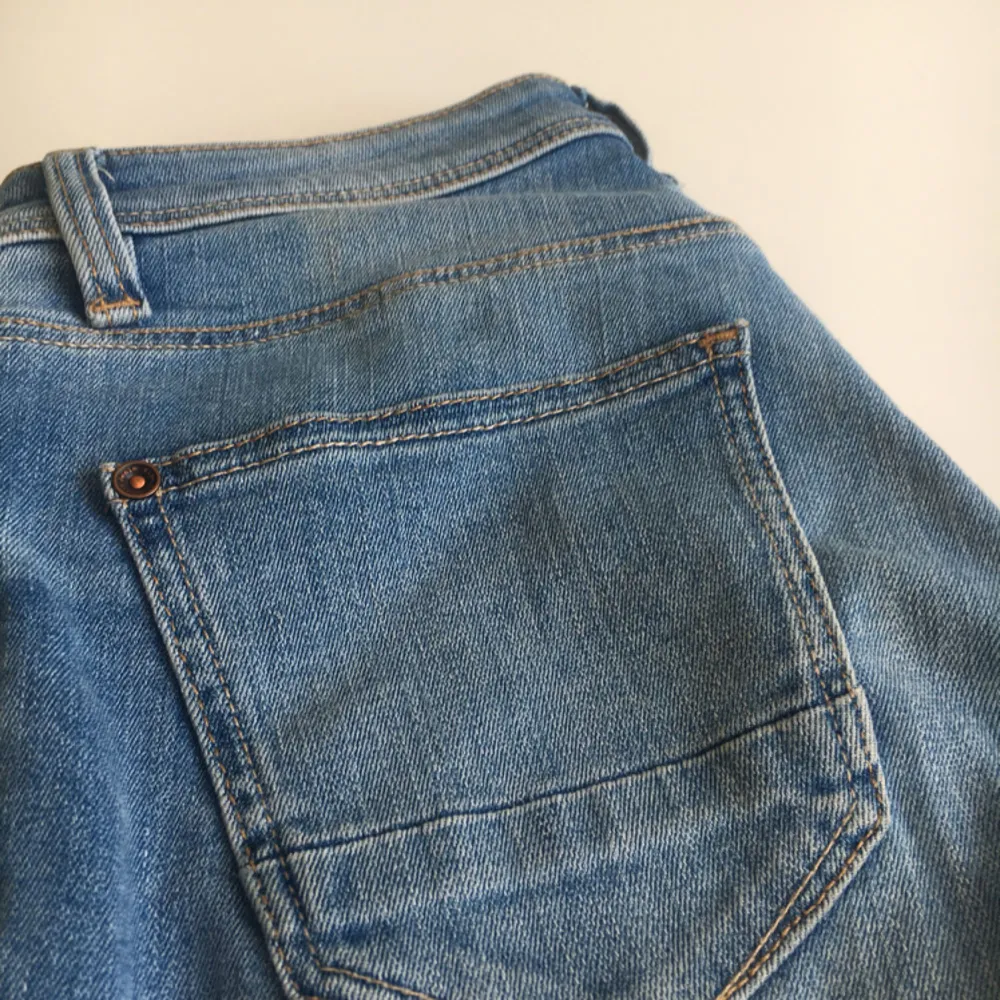Snygga blå jeans från esprit, dom är tajta vanlig midjehöjd. Båda benen har dragkedja längst ner. Kan mötas upp i Stockholm innerstan annars tillkommer frakt, tar swish🌺. Jeans & Byxor.