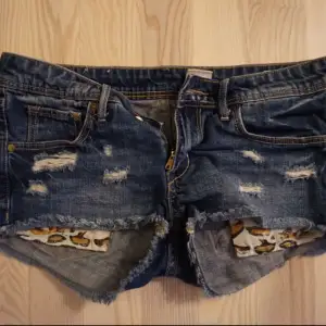 Korta tighta jeansshorts med coola Leopardfickor från H&M. Små i storleken så snarare 34 än 36. Ganska korta i modellen. Tar swish!