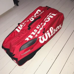  - Tennis väska från Wilson, tre stycken fack som tennisrack får plats i. Använd enstaka gånger så i nyskick. Köpt för ca 1200kr. Frakt 140kr 
