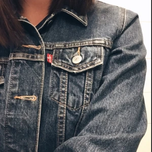  - Vintage Levis jeansjacka i lite kortare modell- snygg till midjehöga byxor! 