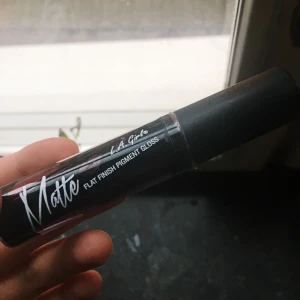  - Superfint läppstift i liquid-form från det kända märket L.A. girl! Använt 2 gånger (knappt någon produkt som gått åt).  Möts upp i stockholm! Postar även men då står köparen för frakt.