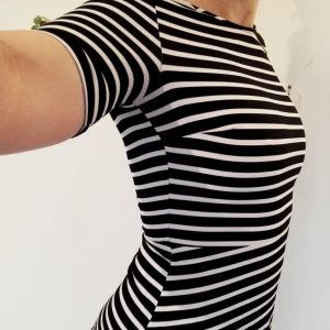  - Superfin randig klänning! Lagom lång och ger skitfin figur! Små trådar som gått vid halsen, därför det låga priset, men det är dock inget som stör tycker jag :)