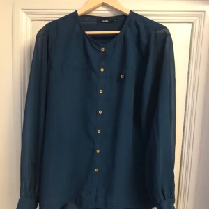  - Snygg blus från Isolde. Knappt använd. 