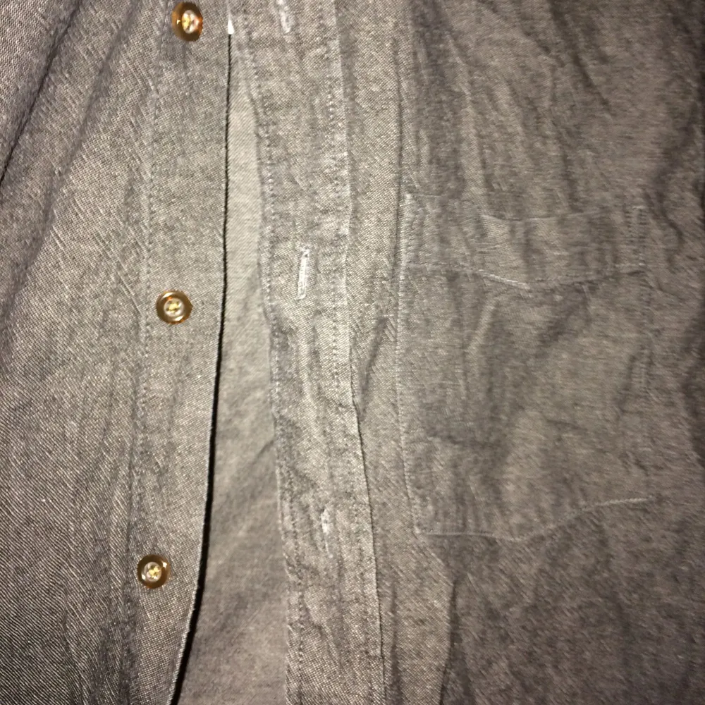 En till hipsterskjorta fast denna gången från  homebound och grå. Typ aldrig använd, hittade den längst ner i min garderob. . Skjortor.