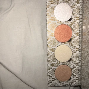  - Helt ny highlighter palette med fyra uttagbara pans. Har inte ens swatchat dem. Nypris 250kr.