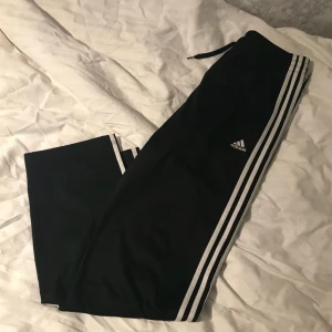  - Adidas byxor i polyster, storlek S, säljer pga behöver pengarna.. Ev frakt tillkommer.