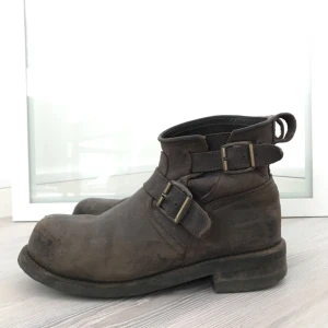  - Bruna låga primeboots i storlek 40. Slitet framme på tån men i övrigt bra skick (ej putsade på bilden). Kan skicka fler bilder och info vid intresse!