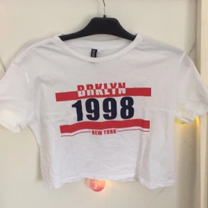 - Crop top i Storlek S använd fåtal gånger. 