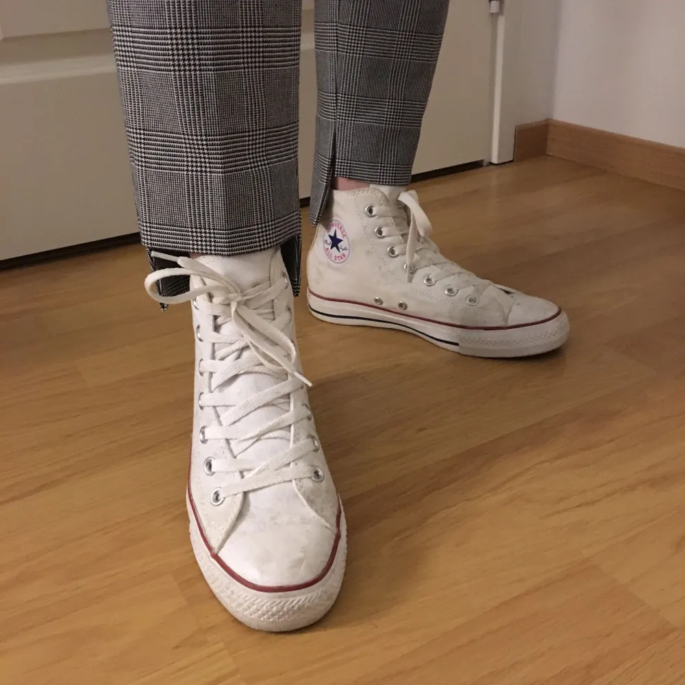 En par vita höga converse, använd ett par fåtal gånger men i bra skick! Om ni vill att de ska tvättas innan är det bara att säga till! Frakt 50kr . Skor.