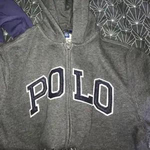 Polo hoodie köpt i barnstorlek men passar en XS-S Endast testad