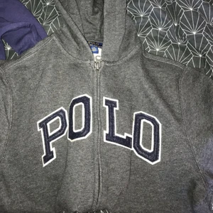  - Polo hoodie köpt i barnstorlek men passar en XS-S Endast testad