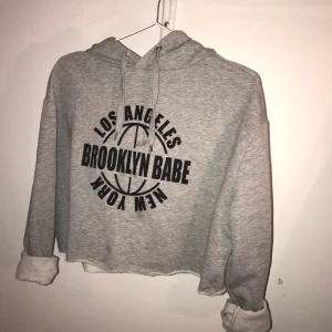  - Snygg croppad  hoodie! 70kr + frakt