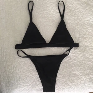  - Svart bikini i storlek M (passar S/M), helt oanvänd i orginalförpackning