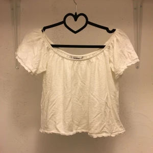  - Fin off-shoulders crop-top från Pull&Bear, knappt använd. 