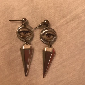  - Örhängen med ögon