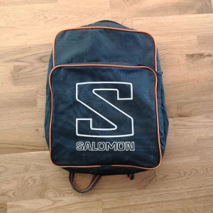  - Snygg retro salomon väska i fint vintageskick 😀😍 passa på att kapa denna klenod! Eventuell frakt betalas av köparen😍😘❤️❤️🔥🔥