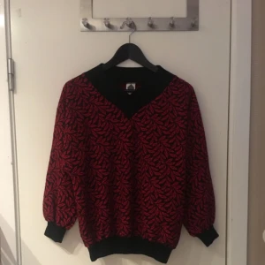  - Snygg Tjocktröja köpt på second hand! Liten i storlek! Köparen står för frakten✨