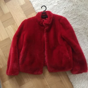  - Superfin röd jacka i fuskpäls. Jättebra skick!