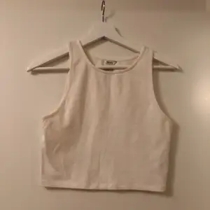 Forever 21 vit crop top, knappt använd. Size M, men passar för S. 