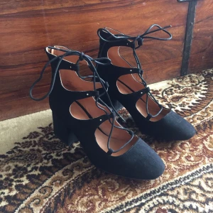  - Helt nya klackar i moccaimmitation från H&M. Oanvända med lapp kvar under sulan. Jättebekväma med bred och lagom hög klack. Perfekta för sommarkvällarna! Postar mot porto. Möts upp i Stockholm. 