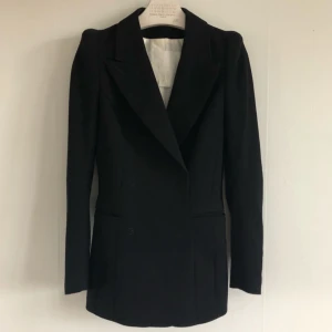  - Kavaj från Maison Martin Margiela by HM 2012. Som nyskick, endast använd en gång. EUR 36. Köparen står för frakt. 