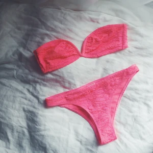  - Ser blekt ut men är en jättefin neonrosa bikini i samma färg överdel som underdel. Bra överdel att sola med, ger snyggt stöd och form. En favorit som inte används längre. Bra skick.  100kr med frakt.