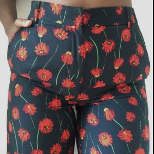  - blommiga kostymbyxor från h&m. använda 3-4 ggr och är i toppskick! kan mötas upp, annars står köparen för frakt.  originalpris: 200kr