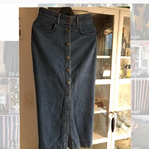  - Jeanskjol från H&M. Lång med metallknappar framtill. Välanvänd men bra skick. Kan fakta mot kostnad, har katt.