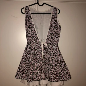  - Fin somrig klänning som har kommit till användning 1-2 ggr.   Öppen rygg. 