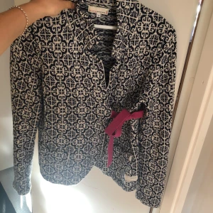  - Fin kofta från odd Molly, storlek 2 som motsvarar M men passar även S. 