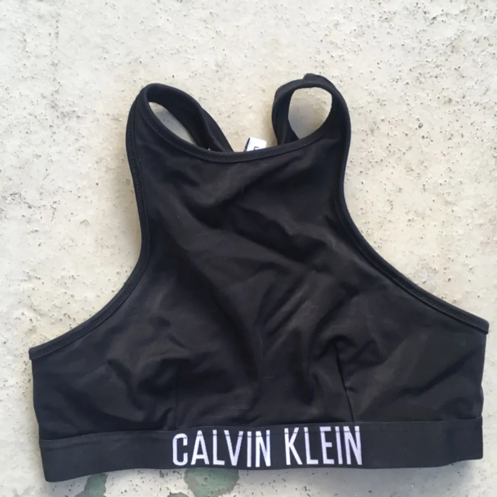 Sportig bikiniöverdel från Calvin Klein. Endast testad. Står strl m i lappen men är mer som en small. . Toppar.