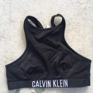 Sportig bikiniöverdel från Calvin Klein. Endast testad. Står strl m i lappen men är mer som en small. 