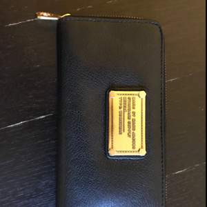 Marc by Marc Jacobs plånbok. Mindre slitage, se bild. Men i övrigt en mycket snygg, stilren plånbok. Nypris närmare 2000kr