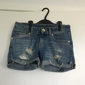 - Säljer ett par shorts som egentligen är barnstorlek 158 men som verkligen passar en XS, supersköna och stretchiga med hål på framsidan. Frakt ingår i priset!