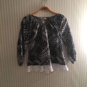  - Marinblå och vit blus med vit, volangkant nertill, frakt ca 50 kr❤️