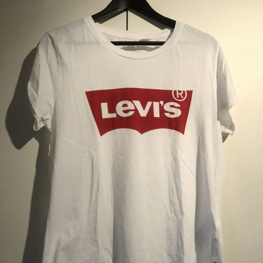 Vanliga vita Levi’s t-shirten, knappt använd. Äkta såklart. T-shirts.