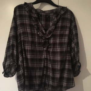  - Snygg rutig blus som passar alla! Passar som oversized på storlek S men skulle inte sitta för tajt på storlek L eller XL! Perfekt material för sommaren.  Betalning via Swish! Möts upp i Stockholm eller så står köparen för frakt <3