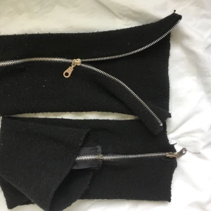  - Benvärmare i punk goth stil, älskade dom! En accessoar som ger  din stil mer personlighet. Tjock stickad med blixtlås i metall. Finns Bildt i min Plick där jag har dom på.