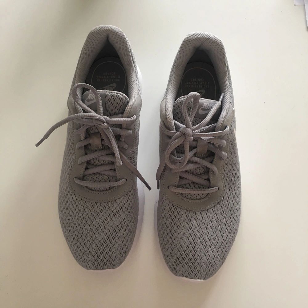 Ljusgrå skor/sneakers från Nike. Storlek 42 (uk 7,5). Endast provade inomhus, syns väl med tanke på hur rena de är både skon i sig och själva sulorna. ✨✨✨ Frakt tillkommer.. Skor.