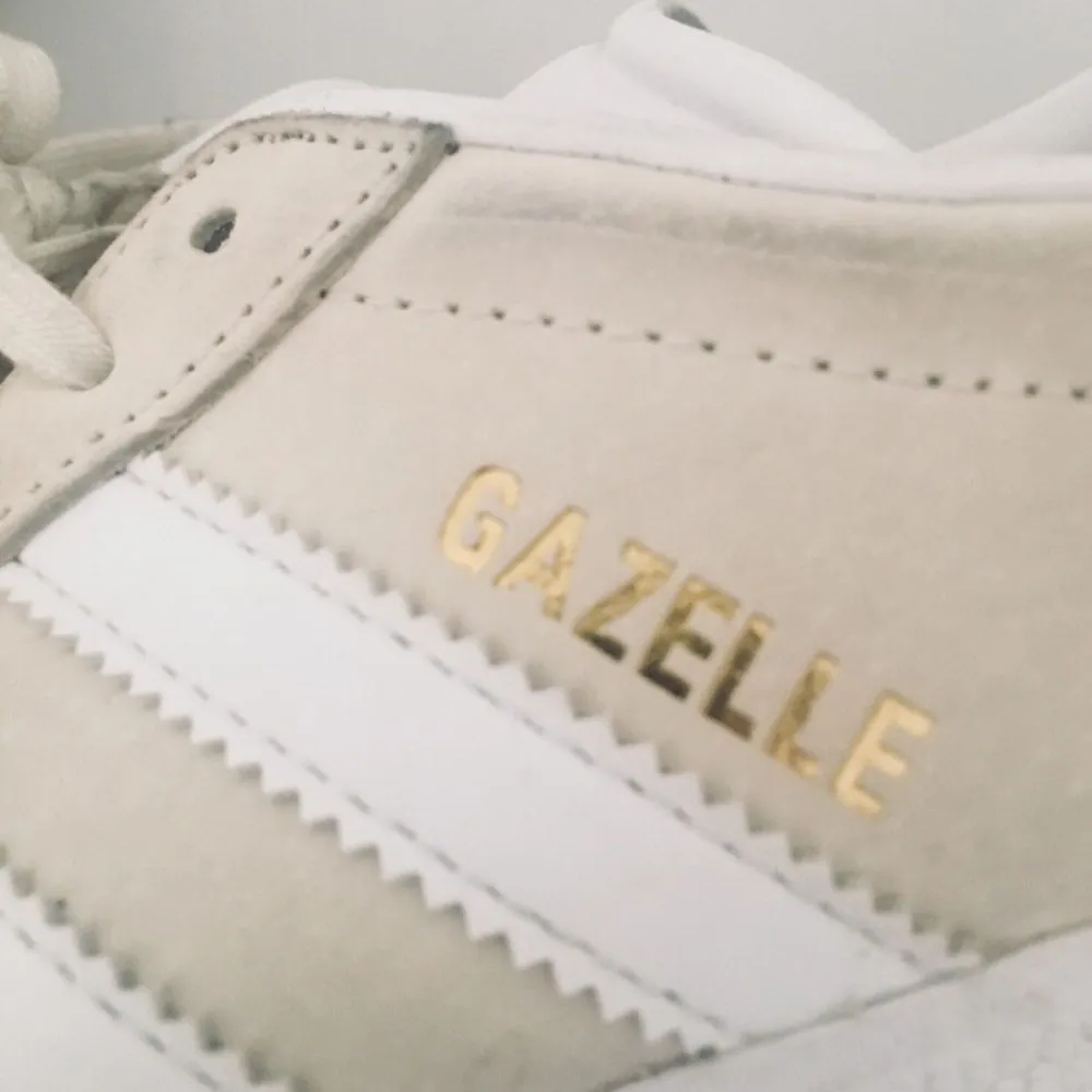 Gazelle cream Nästintill nya Adidas Gazelle - skor. Använda max 7 gånger. / Stl: 42.  Prioriterar snabba affärer. Ev. frakt går att tillgå men bekostas av köparen.  Ha det gott!. Skor.