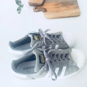  -  Adidas Superstar Suede begränsad upplaga    Nästintill nya Adidas Superstar - skor. Nypriset var: 1065:-  Använda max 4-5 gånger. / Stl: 42. 2/3  Prioriterar snabba affärer. Ev. frakt går att tillgå men bekostas av köparen.  Ha det gott! 