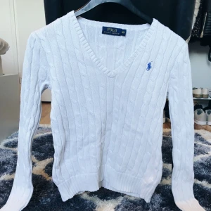  - Kabelstickad tröja från Ralph lauren stl XS, använd men fortfarande i fint skick! Dock har tyget blivit något strävt, därav det billiga priset. 