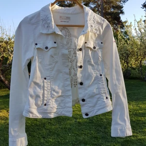  - Jeansjacka från Odd Molly den är min mammas och är aldrig använd. Hon jobbar i en klädbutik och har mängder med grejer från fina designers som aldrig kmr till nytta. 😅 En storlek 2 motsvarar en vanlig M i damstorlekar. Nypris 2500kr för en säsong sen säljs för 1200kr men kan diskuteras aningen vid en snabb affär.
