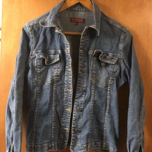  - Snygg figursydd jeansjacka av ”slitna” varianten...