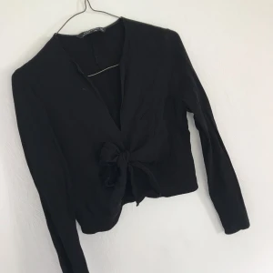  - Svart blus som knyts i magen 🌚 fint lite grövre tyg! Nypris 399 kr