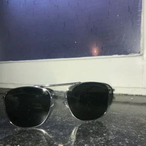  - Solglasögon köpta från weekday, aldrig använda då de skickade fel och jag glömt skicka tillbaka Frakt tillkommer