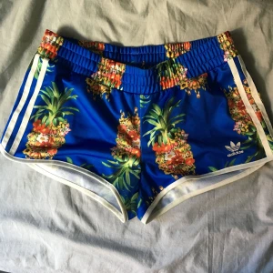  - Shorts från adidas, knappt använda